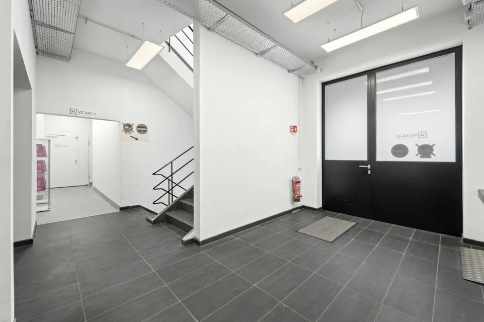 Büros 300 m2, Werkstatt/Büro 72 m2, Lager 43 m2