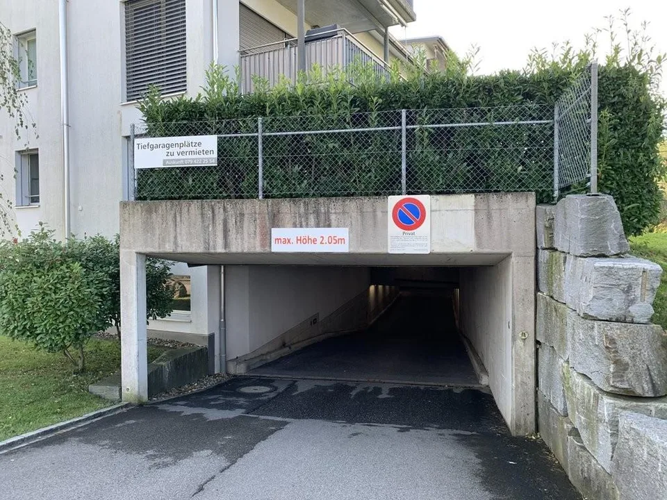 Mehrere Fahrzeuge, ein Platz! Doppeleinstellplatz zu vermieten.