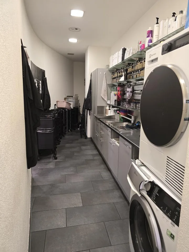 Moderner Coiffeursalon an der Schifflände sucht Nachmieter – photo 6 sur 9