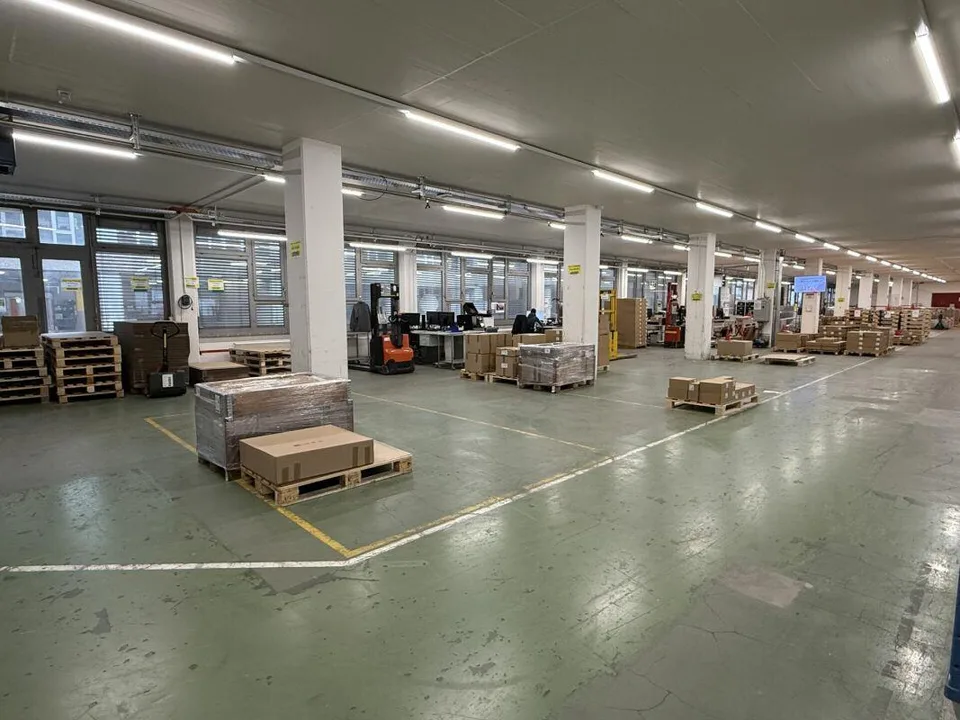 Gewerbeflächen mit ca. 3500 m2 und drei LKW-Rampen