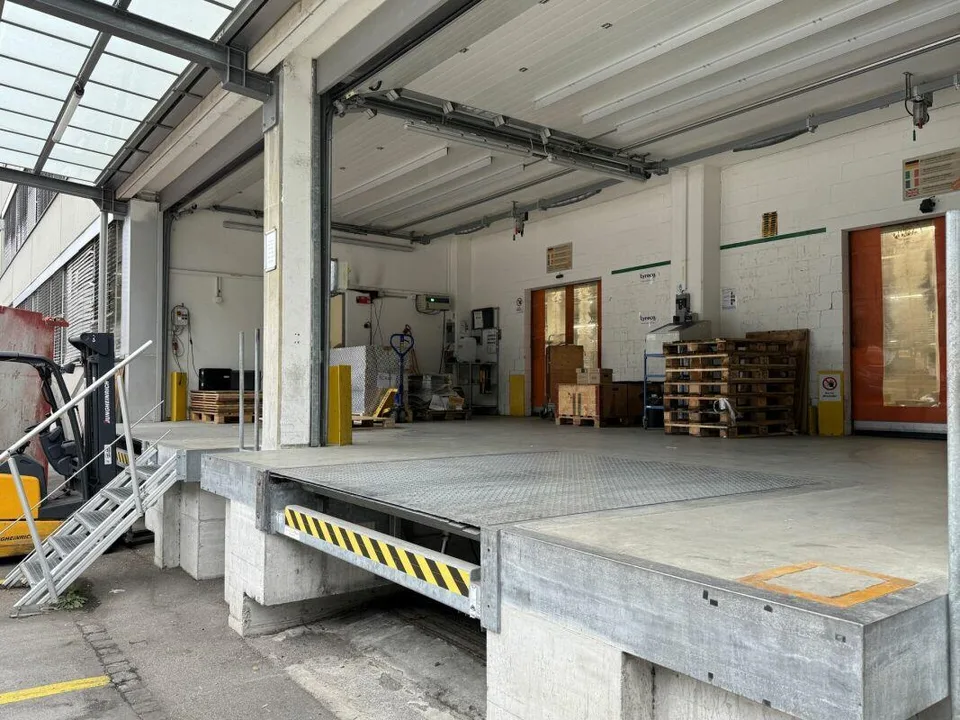 Gewerbeflächen mit ca. 3500 m2 und drei LKW-Rampen – photo 6 sur 7
