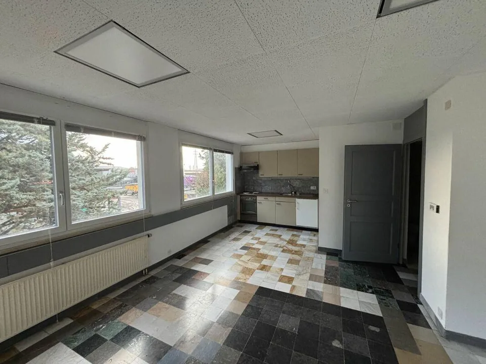 Halle modulable de 303 m² à proximité immédiate de l'autoroute