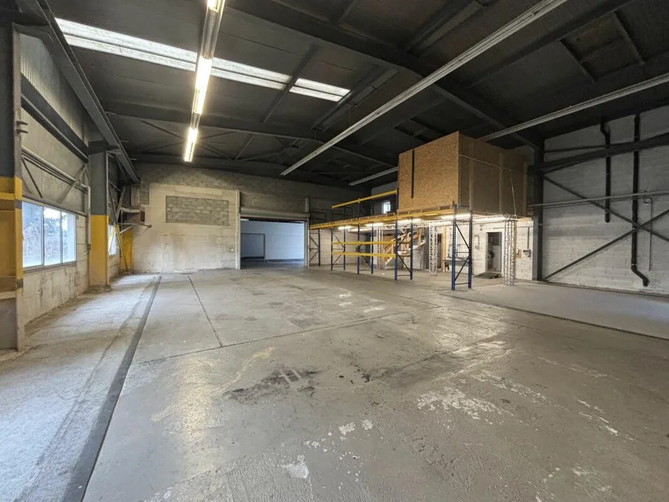 Halle modulable de 303 m² à proximité immédiate de l'autoroute