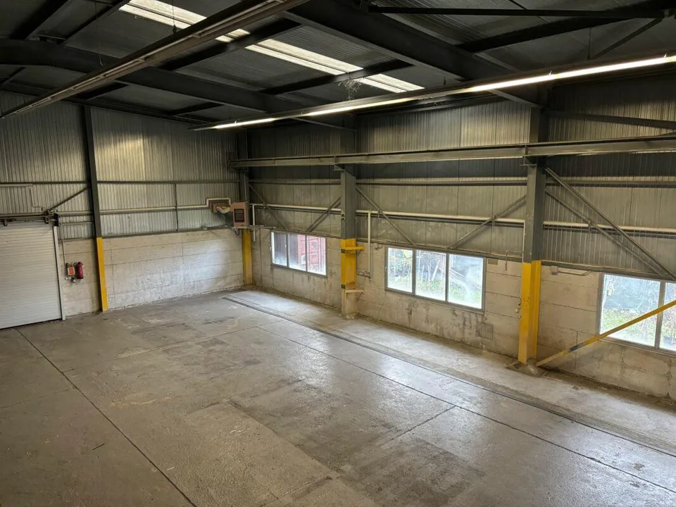 Halle modulable de 303 m² à proximité immédiate de l'autoroute