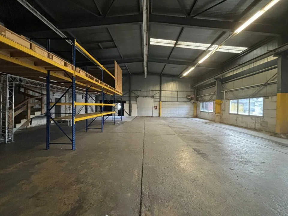 Halle modulable de 303 m² à proximité immédiate de l'autoroute