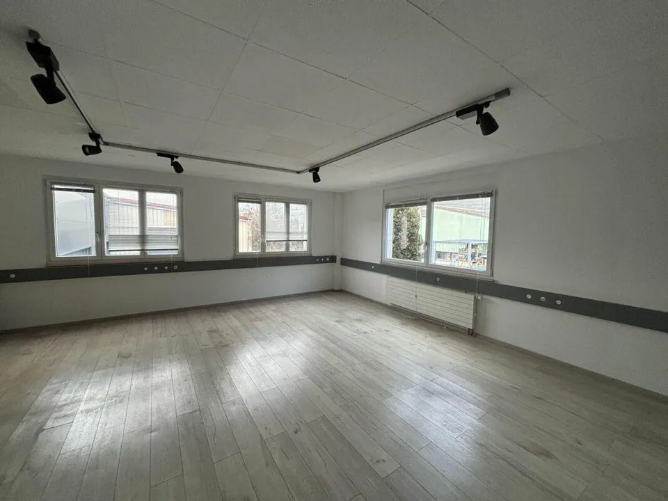 Halle modulable de 303 m² à proximité immédiate de l'autoroute