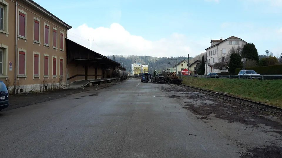 Surface de stockage idéalement située à proximité de la gare de Por...