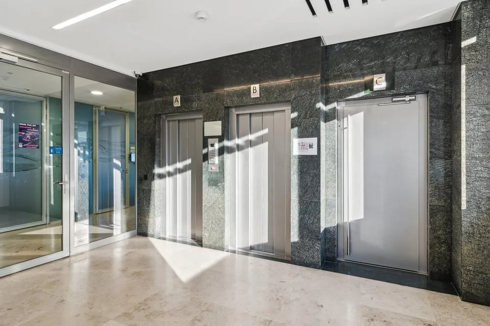 Opportunité exceptionnelle: Immeuble commercial au PAV – Foto 7 von 8