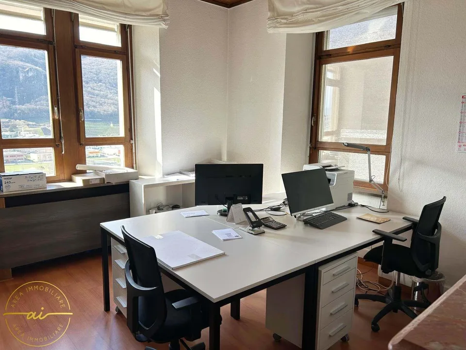 ELEGANTI UFFICI ARREDATI CON POSTEGGI INCLUSI A MENDRISIO
