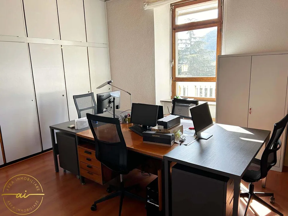 ELEGANTI UFFICI ARREDATI CON POSTEGGI INCLUSI A MENDRISIO