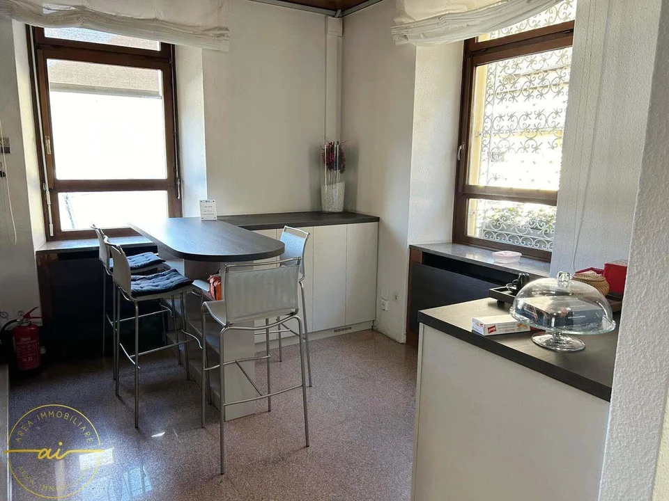 ELEGANTI UFFICI ARREDATI CON POSTEGGI INCLUSI A MENDRISIO