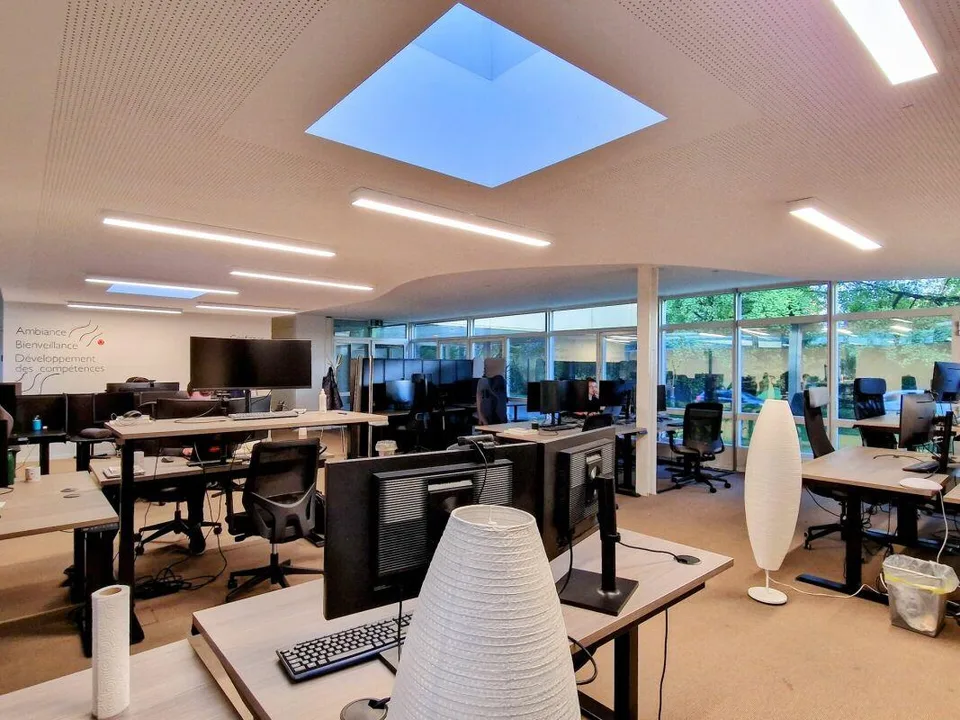 Bureaux clés en main, modernes et lumineux, face au lac.