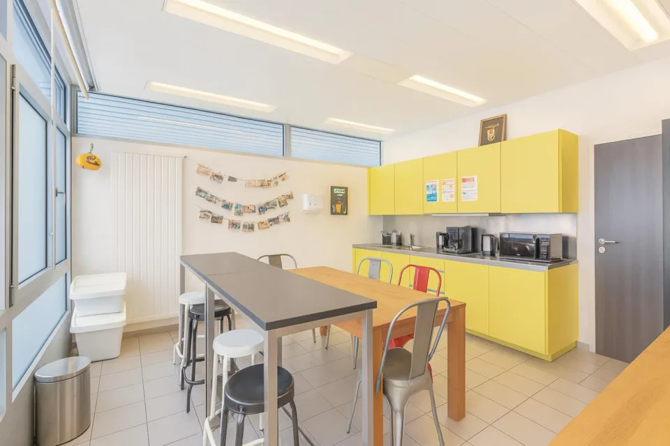 Bureaux clés en main, modernes et lumineux, face au lac.