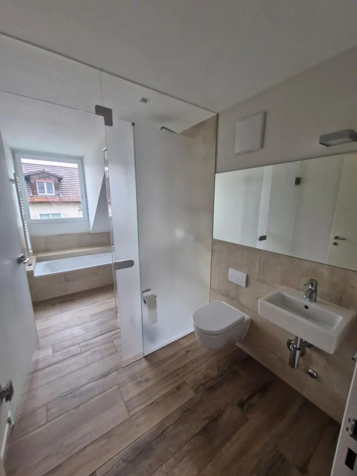 Aussergewöhnliche 3.5 Zimmerdachwohnung mit Eigentumsstandart Ausbau