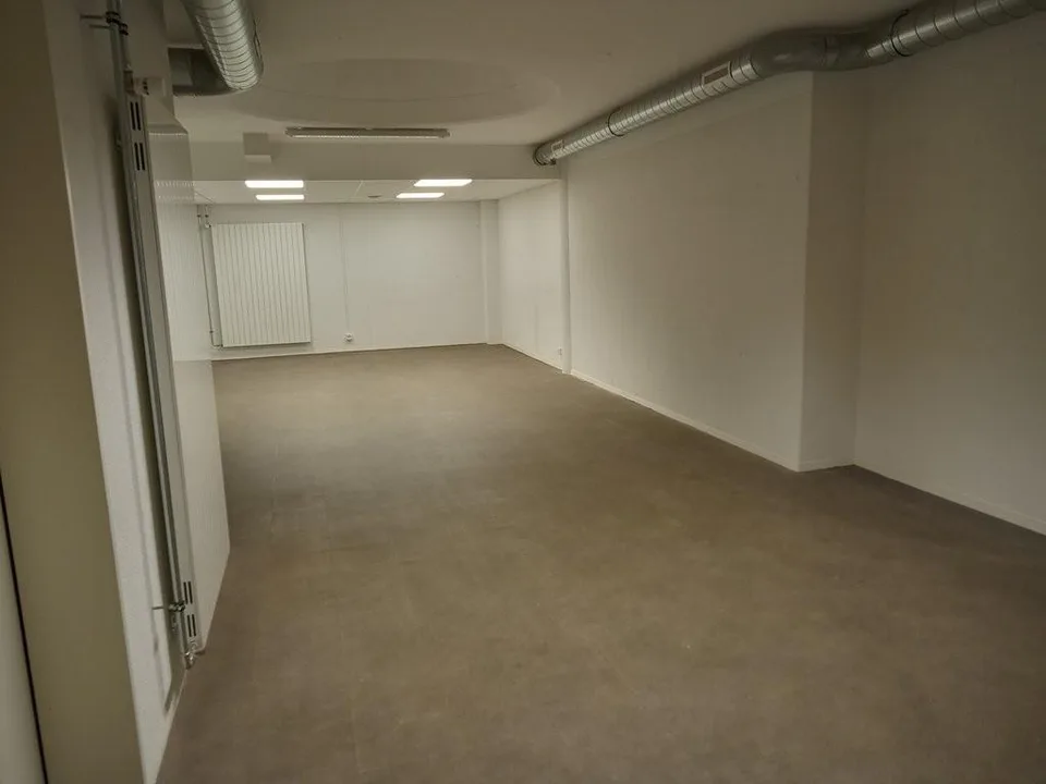 Local commercial d environ 245 m2 à louer immédiatement