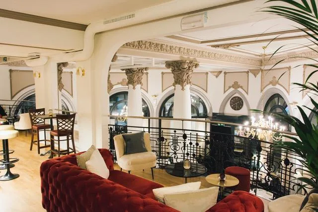 Restaurant unique architecture belle époque