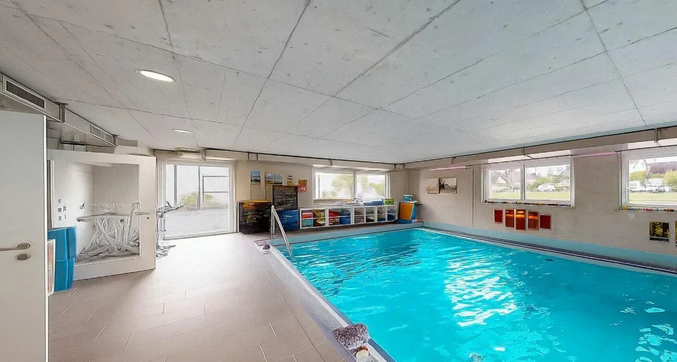 Gewerbehaus mit Schwimmbecken zum mieten