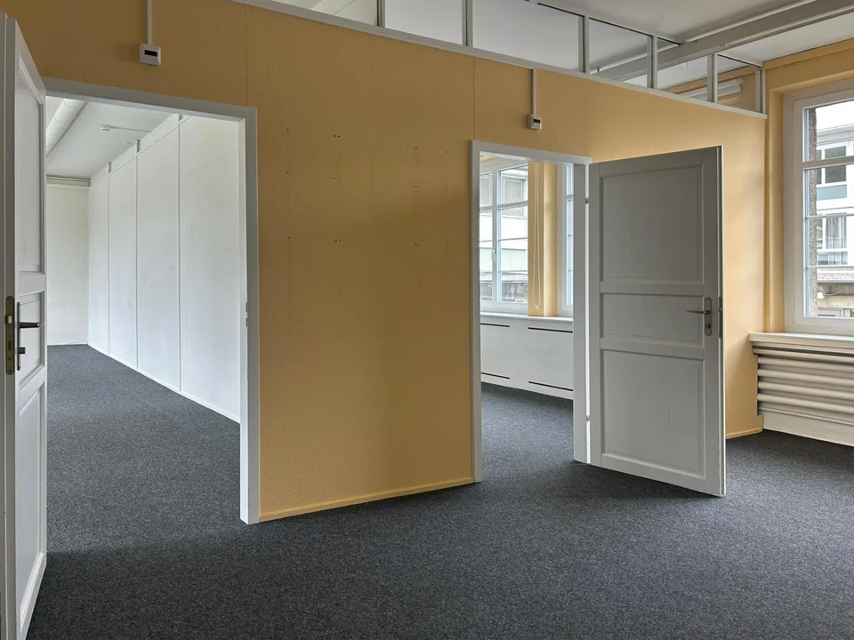 Zwei Büroräume mit Vorplatz und kleiner Teeküche