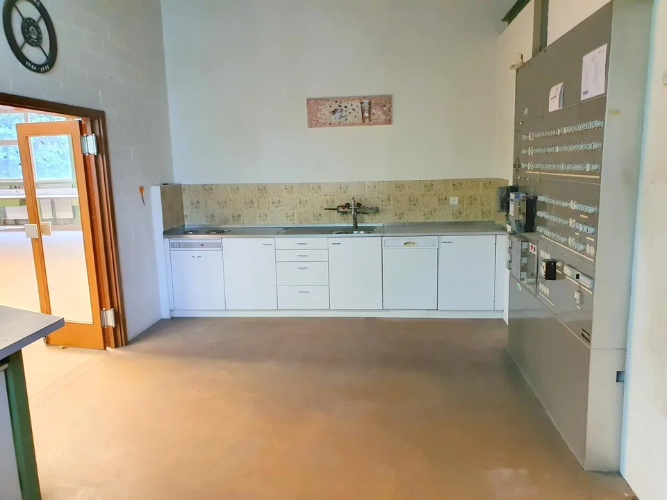 628 m² helle Lager- und Produktionsfläche mit Bürotrakt – foto 13 di 13