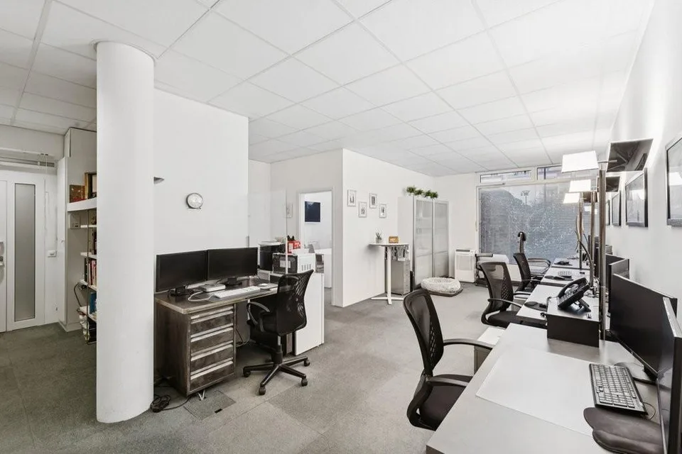 A saisir ! Superbe surface de bureau lumineuse dans bâtiment mixte – photo 7 of 10