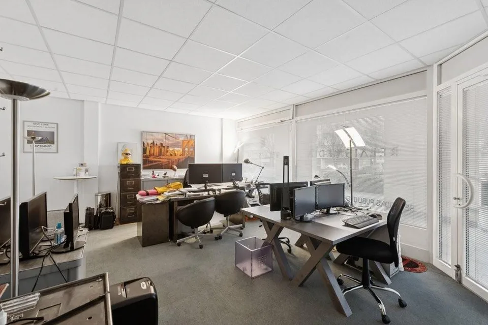 A saisir ! Superbe surface de bureau lumineuse dans bâtiment mixte – photo 9 of 10