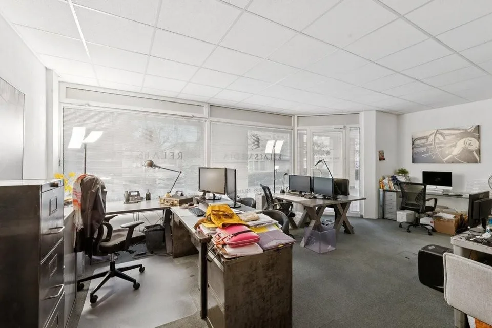 A saisir ! Superbe surface de bureau lumineuse dans bâtiment mixte – photo 8 of 10