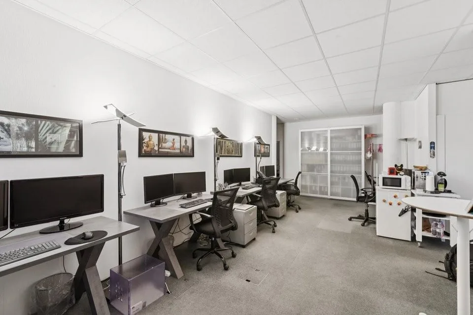 A saisir ! Superbe surface de bureau lumineuse dans bâtiment mixte