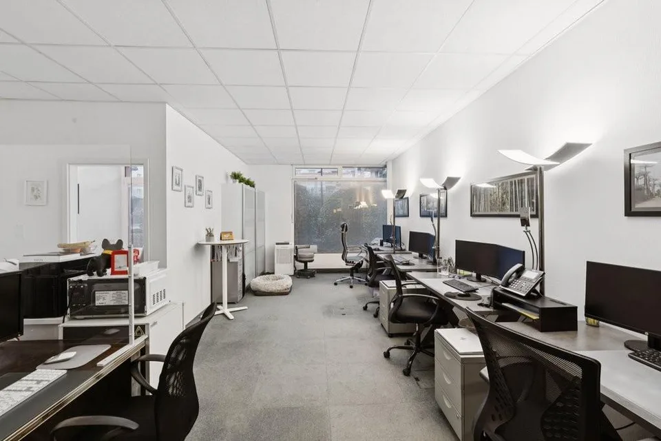 A saisir ! Superbe surface de bureau lumineuse dans bâtiment mixte – photo 10 of 10