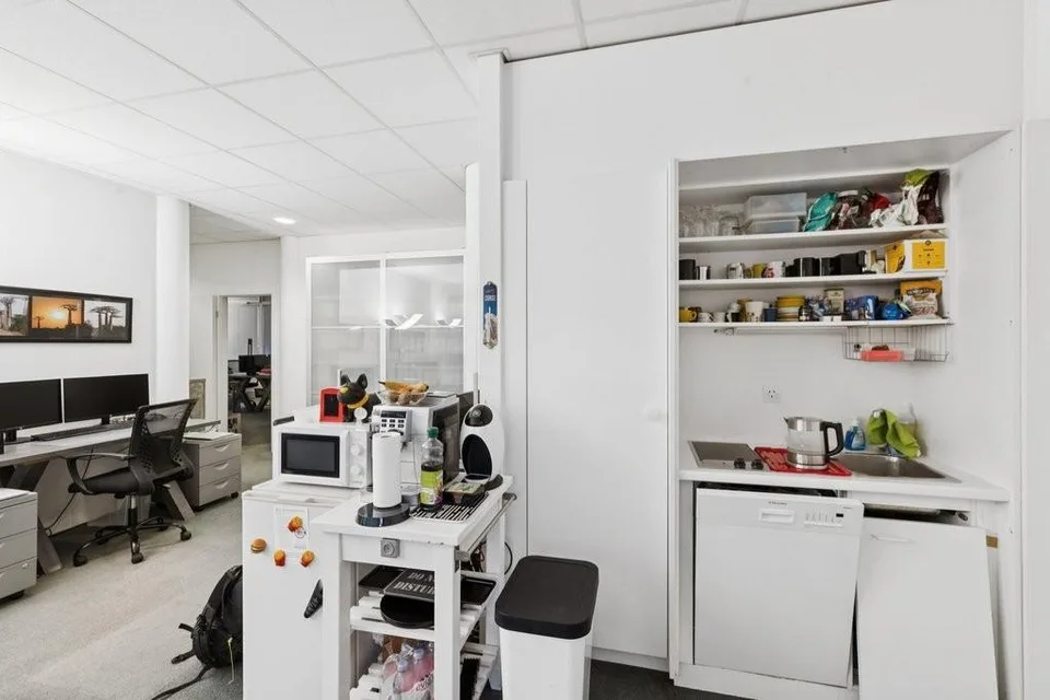 A saisir ! Superbe surface de bureau lumineuse dans bâtiment mixte