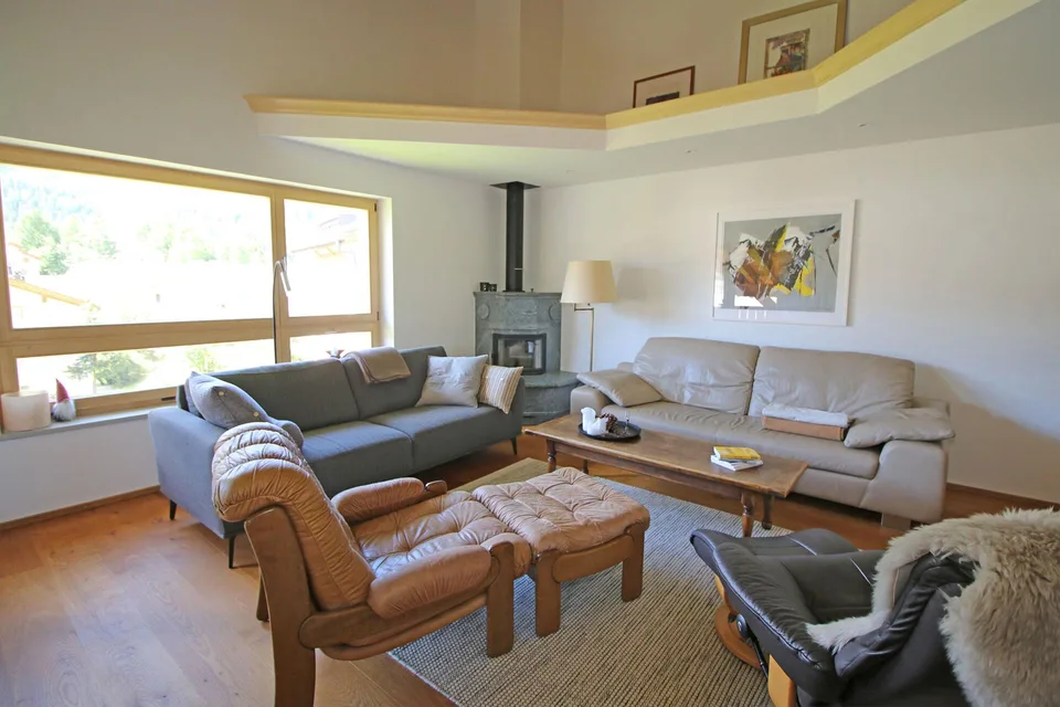 Ausserordentlich gepflegte 3.5-Zimmer - Dachwohnung zur Saisonmiete.