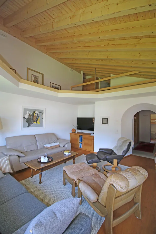 Ausserordentlich gepflegte 3.5-Zimmer - Dachwohnung zur Saisonmiete.