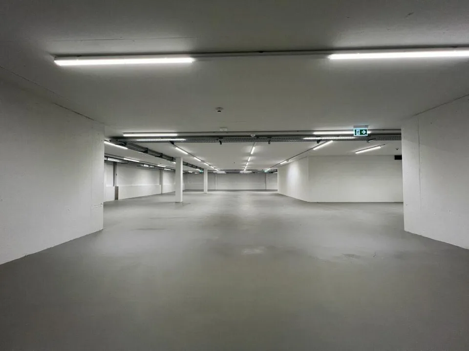 Grosse Lagerhalle an wichtigem Verkehrsknotenpunkt