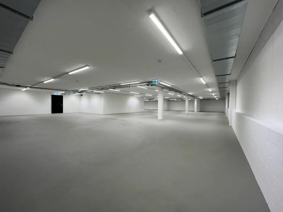 Grosse Lagerhalle an wichtigem Verkehrsknotenpunkt
