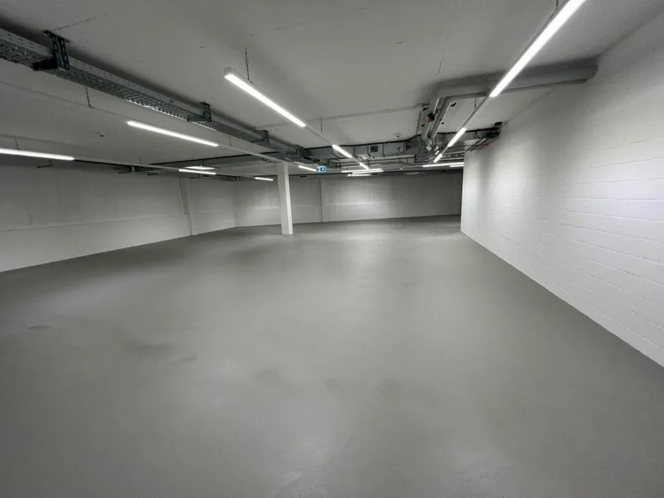 Moderne Lagerhalle an Verkehrsknotenpunkt