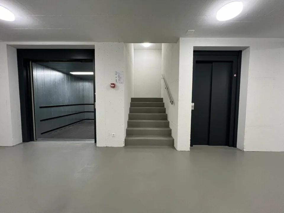 Moderne Lagerhalle an Verkehrsknotenpunkt