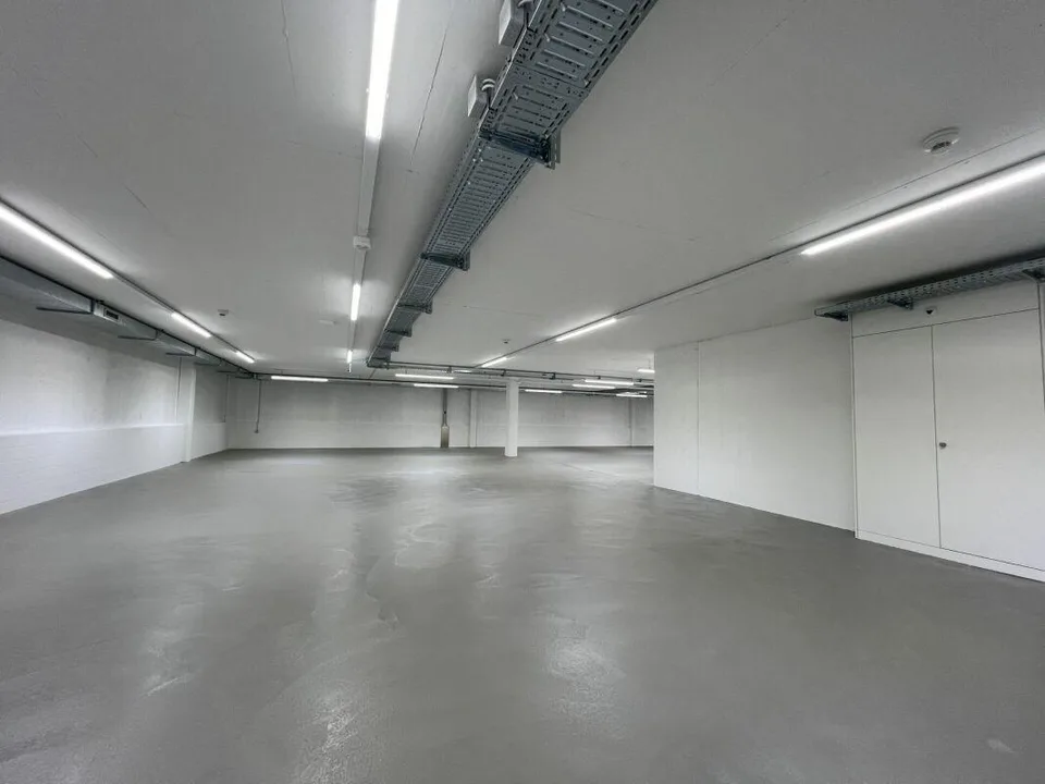 Moderne Lagerhalle an Verkehrsknotenpunkt