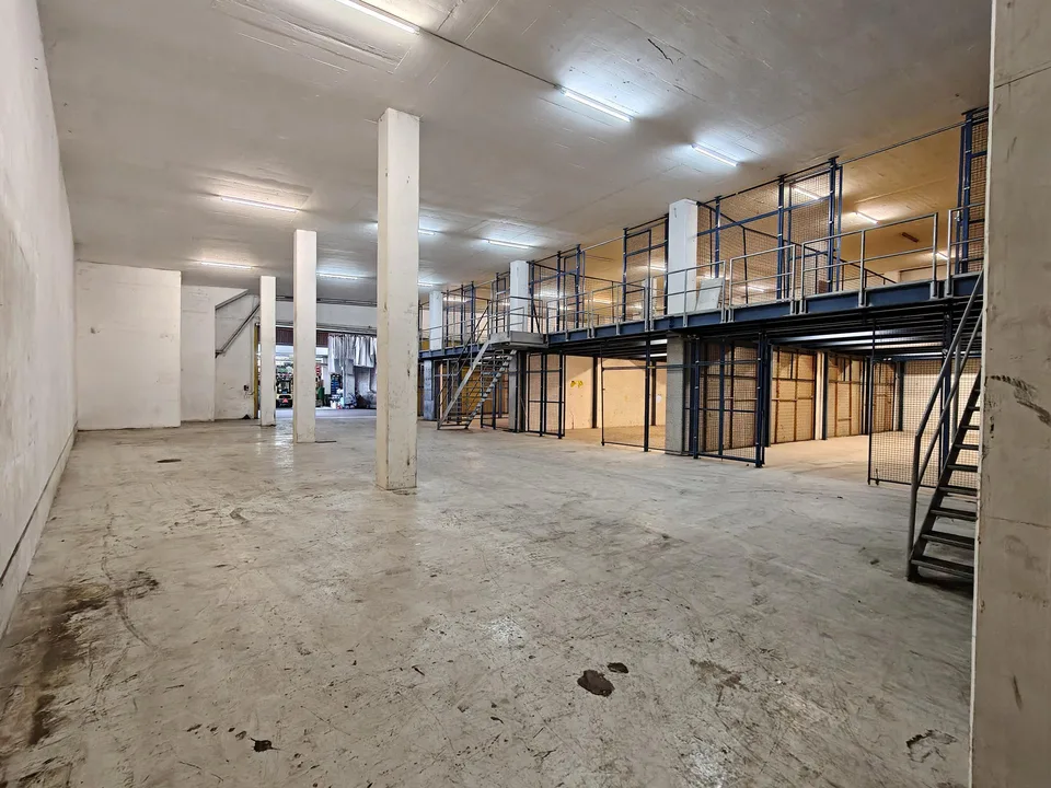 Zentral gelegenes Lager (762m2) direkt bei Autobahnausfahrt Urdorf-Süd