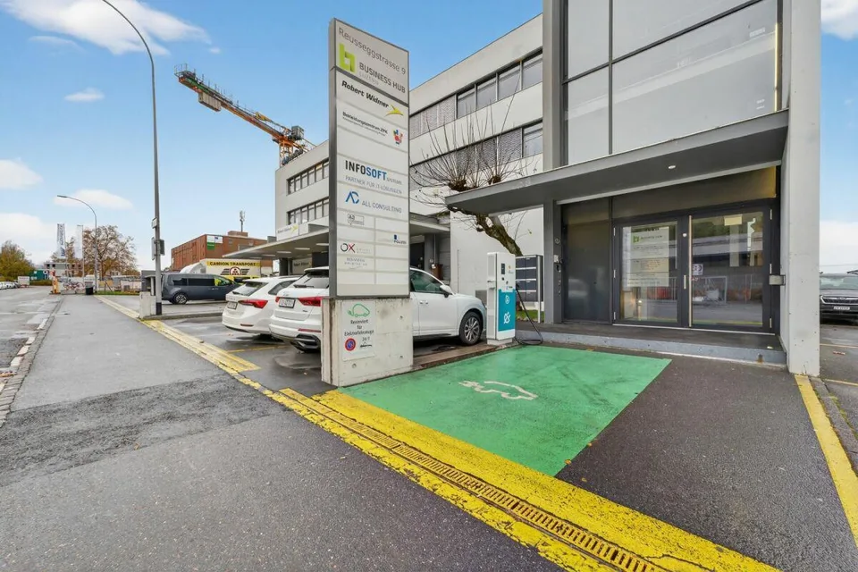 Grosszügige Gewerbehallen mit idealer Infrastruktur