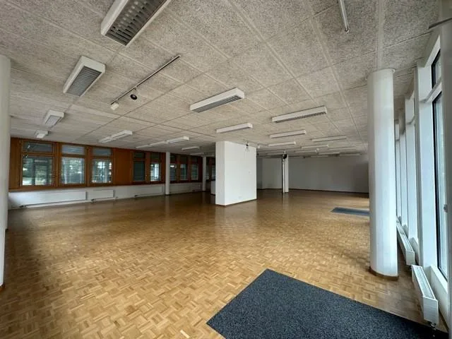 Zentrale Ladenfläche mit Schaufenster