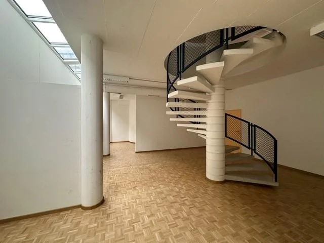 Zentrale Ladenfläche mit Schaufenster
