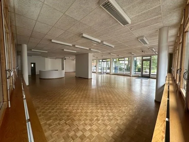 Zentrale Ladenfläche mit Schaufenster