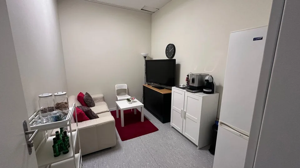 Grosszügige Büro/Atelier- und/oder Verkaufs-Räumlichkeiten am Wasge...