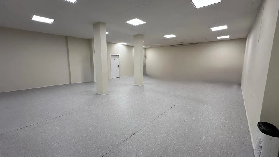 Grosszügige Büro/Atelier- und/oder Verkaufs-Räumlichkeiten am Wasge...