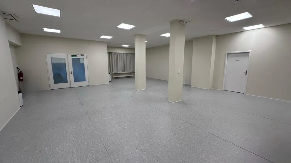 Grosszügige Büro/Atelier- und/oder Verkaufs-Räumlichkeiten am Wasge...