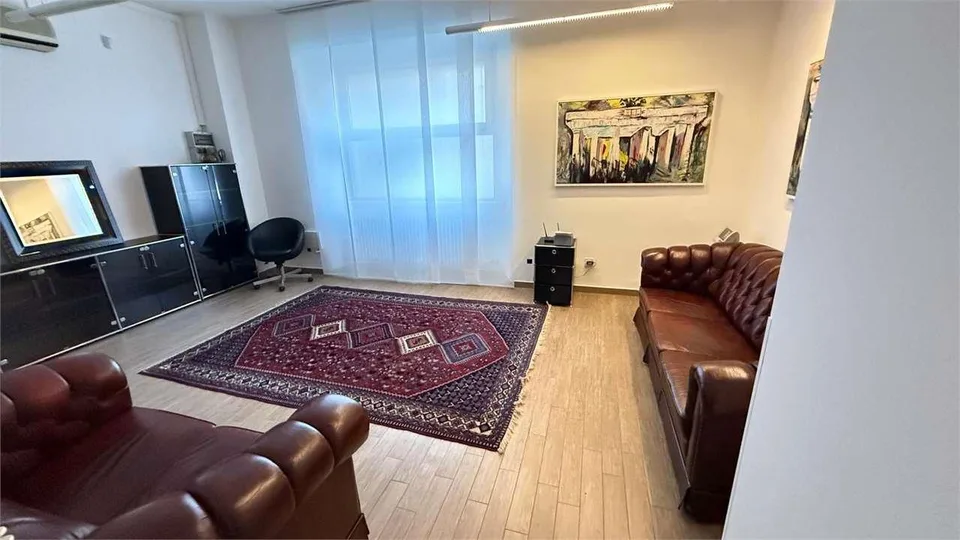 Chiasso, centrale singolare ufficio di 5,5 locali duplex – Foto 6 von 13