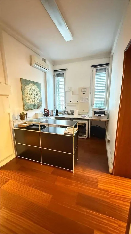 Chiasso, centrale singolare ufficio di 5,5 locali duplex