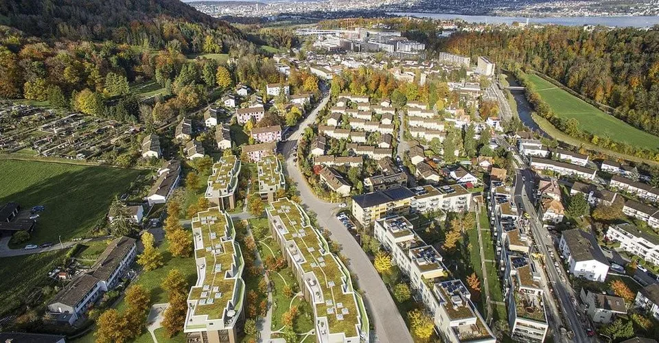 Motorradabstellplatz per sofort