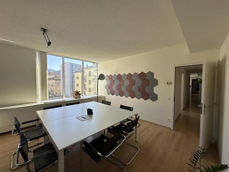 AFFITTASI LUMINOSO E PANORAMICO UFFICIO ZONA SEMI CENTRO