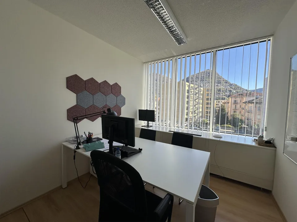 AFFITTASI LUMINOSO E PANORAMICO UFFICIO ZONA SEMI CENTRO