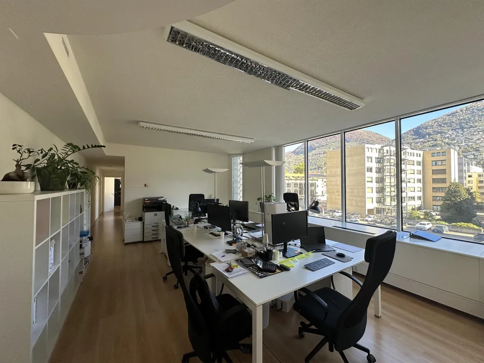 AFFITTASI LUMINOSO E PANORAMICO UFFICIO ZONA SEMI CENTRO
